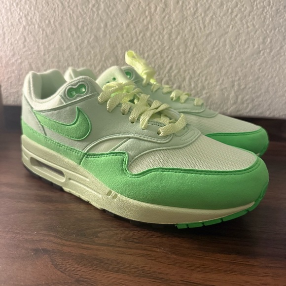 NEW Nike Air Max 1 '87 Vapor Green Athletic  Sneakers HJ7329-376 (Women 9/M 7.5) - Picture 4 of 7